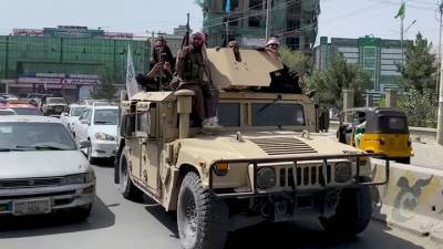 Военные применили слезоточивый газ для разгона афганцев у аэропорта Кабула - vm.ru - США - Афганистан - Кабул
