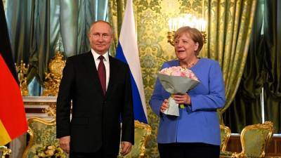 Владимир Путин - Ангела Меркель - «Добрый день»: Меркель по-русски поздоровалась с Путиным в Кремле - vm.ru - Россия - Украина - Германия - Афганистан - Ливия - Переговоры