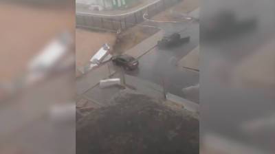 Мощный ветер сдул забор на машину в посёлке под Воронежем: появилось видео - vestivrn.ru - Воронеж - Отрадное