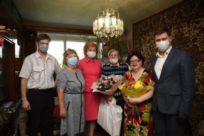 Более восьмидесяти юбилейных семейных пар получили подарки в Вологде - vologda.mk.ru - Вологда