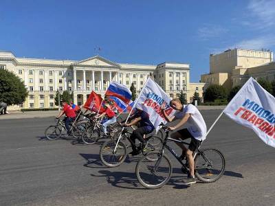 В Смоленске прошел веломарафон ко Дню флага - rabochy-put.ru - Россия - Смоленск