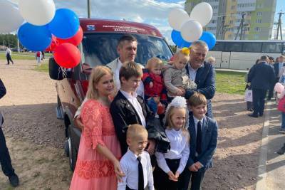 Александр Дрозденко - Двум многодетным семьям в Ленобласти вручили ценные подарки - ivbg.ru - Украина - Ленинградская обл.