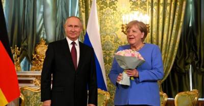 Владимир Путин - Ангела Меркель - Острые вопросы и розовый букет: Чем запомнится прощальный визит Ангелы Меркель в роли канцлера в Россию - reendex.ru - Россия - Украина - Германия - Афганистан