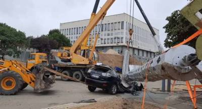 Lexus - В Херсоне рухнувший мегафлагшток раздавил Lexus чиновника, курировавшего его установку - lenta.ua - Украина - Херсон