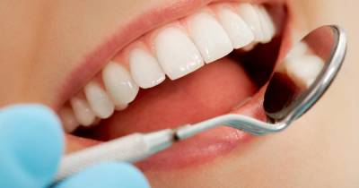 Стоматолог рассказала об опасности чистки зубов после завтрака - ren.tv