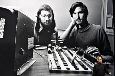 Стив Джобс - Инструкцию к Apple II с подписью Джобса продали за 787 тысяч долларов - aif.ru - Англия