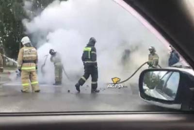 Автомобиль Peugeot выгорел в аэропорту Новосибирска - novos.mk.ru - Новосибирск - Бердск