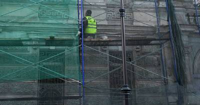 Металлическая труба рухнула на коляску с младенцем в Москве - moslenta.ru - Москва - район Гольяново