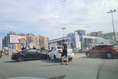 В Рязани на улице Есенина произошло ДТП с участием Audi TT и Renault Logan - rzn.mk.ru - Рязань - county Logan