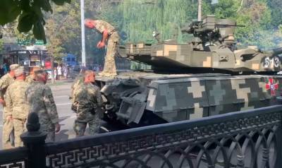 Украинский - Украинский танк Т-84БМ «Оплот» сломался во время репетиции военного парада в Киеве - topwar.ru - Украина - Киев
