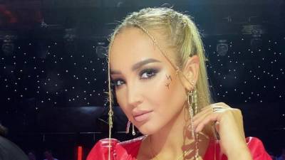 Ольга Бузова - Дмитрий Билан - Дмитрий Губерниев - Губерниев высмеял надпись на футболке Бузовой про коньяк - 5-tv.ru