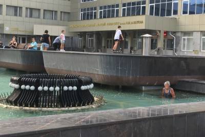 Аномальная жара загнала взрослых саратовцев в фонтан Мелодия - saratov.mk.ru - Саратов