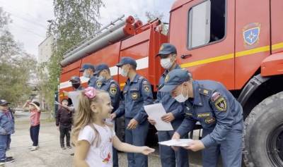 В Якутии дошкольники подарили открытки пожарным – Учительская газета - ug.ru - респ. Саха