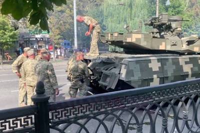 Украинский - Украинский танк «Оплот» сломался на репетиции парада - lenta.ru - Украина