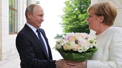 Владимир Путин - Ангела Меркель - Якоб Путин - В Китае нашли объяснение привычки Путина дарить цветы Меркель - inforeactor.ru - Москва - Россия - Китай - Германия