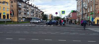 Автомобиль после ДТП едва не сбил пешехода на тротуаре в Петрозаводске (ВИДЕО) - stolicaonego.ru - Петрозаводск