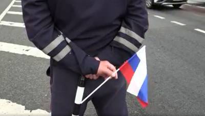 Полиция Петербурга удивила горожан раздачей сувенирных флагов - dp.ru - Ленинградская обл. - Санкт-Петербург