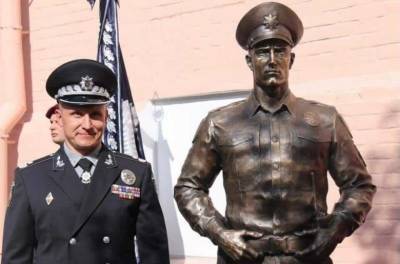В соцмережах висміяли відкриття пам’ятника поліціянту, схожому на очільника Нацполіції Київщини - bykvu.com - Украина