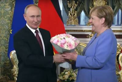 Владимир Путин - Дмитрий Песков - Ангела Меркель - Sohu: подаренный Путиным Меркель букет цветов говорит о характере президента - mk.ru - Москва - Россия - Сочи - Германия