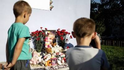 Анастасия Муравьева - Дядя убитой в Тюмени девочки умер у стихийного мемориала племянницы - 5-tv.ru - Тюмень