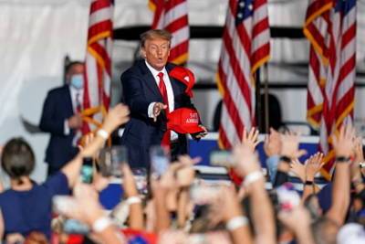 Дональд Трамп - Джо Байден - Трамп заявил об упавшем на колени перед талибами Байдене - lenta.ru - Россия - США - Афганистан