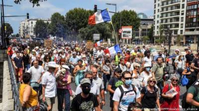 Во Франции - Во Франции люди продолжают протестовать против новых карантинных правил - ru.slovoidilo.ua - Украина - Франция - Париж - По