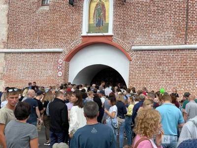 Толпа образовалась у входа в Нижегородский кремль - vgoroden.ru - Благоустройство