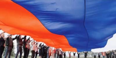Российские регионы приняли участие в акции "От Калининграда до Камчатки", приуроченной ко Дню флага - ruposters.ru - Россия - Иркутская обл. - Калининград - Кировская обл. - респ.Бурятия - Вологодская обл. - Югра - Самарская обл.