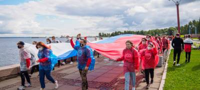 Артур Парфенчиков - По набережной в Петрозаводске пронесли десятиметровый российский триколор (ФОТОРЕПОРТАЖ) - stolicaonego.ru - Россия - Петрозаводск - республика Карелия