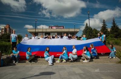 Огромный триколор развернули в Липецке в честь праздника - lipetskmedia.ru - Россия - Липецк