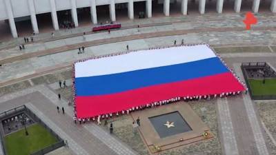 Триколор площадью более тысячи кв. метров развернули у Музея Победы - iz.ru - Москва - Россия - Израиль