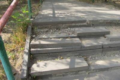 В Заводском районе разрушается лестница, по которой дети ходят в школу - saratov.mk.ru - Комсомольский