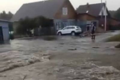 Поток воды из труб залил улицы в поселке под Нижним Тагилом - eburg.mk.ru