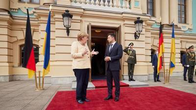 Владимир Зеленский - Мария Захарова - Ангела Меркель - Захарова объяснила отсутствие флага ЕС на пресс-конференции Зеленского и Меркель - iz.ru - Россия - Украина - Киев - Израиль - Германия