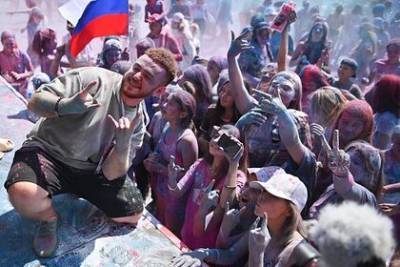 В Сочи в День флага прошел пляжный фестиваль «Холи» - lenta.ru - Россия - Сочи - Индия