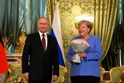 Владимир Зеленский - Владимир Путин - Ангела Меркель - Александр Коц - Эммануэль Макрон - Военкор пошутил над судьбой подаренного Путиным Меркель букета пионов - bloknot.ru - Россия - Украина - Киев - Германия