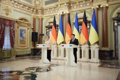 Владимир Зеленский - Ангела Меркель - Вадим Денисенко - Зеленского обвинили в хамстве в адрес Меркель - politnavigator.net - Россия - Украина - Киев - Германия - Берлин