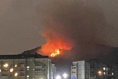 Выглядит как вулкан: В Белорецком районе полыхает лес на горе - ufacitynews.ru - Башкирия