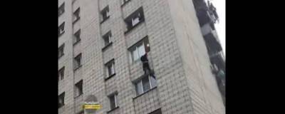 Новосибирские полицейские спасли мужчину, который грозил спрыгнуть с пятого этажа - runews24.ru - Новосибирск