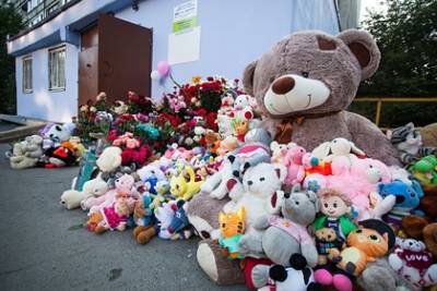 Дядя убитой в Тюмени девочки умер у стихийного мемориала - lenta.ru - Тюмень