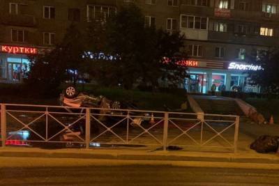 Пьяный водитель на “Хонде” врезался в лестницу и перевернулась на Красном проспекте в Новосибирске - novos.mk.ru - Новосибирск