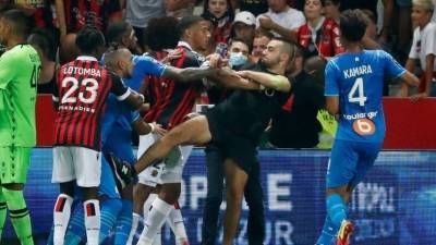 Матч чемпионата Франции прервали из-за драки футболистов с болельщиками - 5-tv.ru - Франция