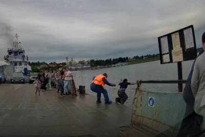 В Ярославской области мать семейства поругавшись с мужем сиганула в воду с парома - yar.mk.ru - Ярославская обл.