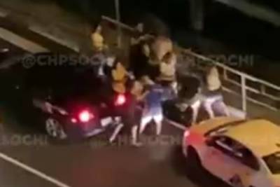 В Сочи водители устроили массовую драку на дороге из-за аварии - kuban.mk.ru - Сочи - район Центральный, Сочи