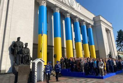 У парламента подняли исторический Флаг Независимости, а на Черкасчине - самый большой - kp.ua - Украина