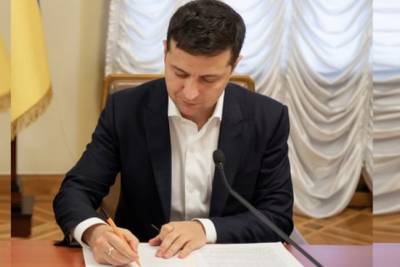 Владимир Зеленский - Денис Пушилин - Зеленский подписал новый указ, которым нанес удар сразу по нескольким российским СМИ - rupor.info - Украина - ДНР