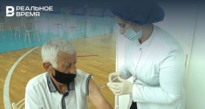 Главное о коронавирусе на 23 августа: пик похорон летом в Казани, продукты за прививку в Дагестане - realnoevremya.ru - респ. Татарстан - респ. Дагестан - Казань