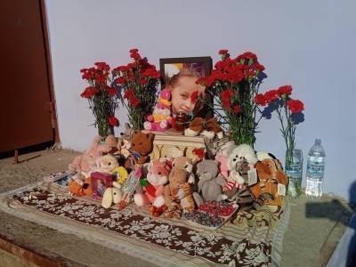 В Тюмени дядя убитой школьницы погиб, упав возле стихийного мемориала - newsland.com - Россия - Тюмень