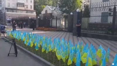 В Киеве утыкали территорию перед посольством РФ 150 украинскими флагами - newdaynews.ru - Россия - Украина - Киев