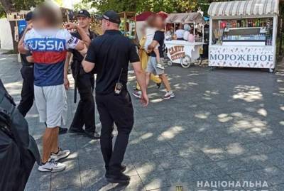 В Одессе американец в футболке цветов российского флага провоцировал драку на Потемкинской лестнице - kp.ua - Украина - Одесса - Одесская обл.